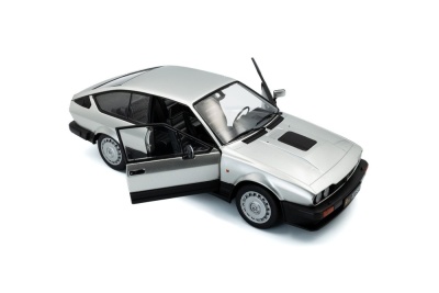 Alfa Romeo GTV6 1984 silber Modellauto 1:18 Solido