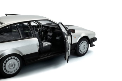 Alfa Romeo GTV6 1984 silber Modellauto 1:18 Solido