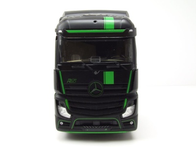 Mercedes Actros R5 Italian Collection Zugmaschine 2021 schwarz Modellauto 1:24 Solido