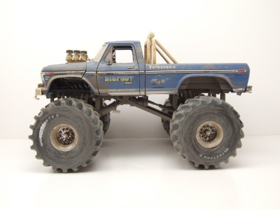 Ford F-250 Monster Truck Bigfoot 1974 blau Dirty Version 66 inch-Reifen Modellauto 1:18 Greenlight Collectibles