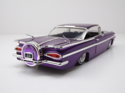 Chevrolet Impala 1959 lila Modellauto 1:24 Jada Toys