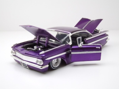Chevrolet Impala 1959 lila Modellauto 1:24 Jada Toys