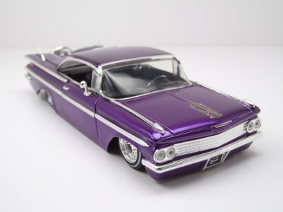 Chevrolet Impala 1959 lila Modellauto 1:24 Jada Toys