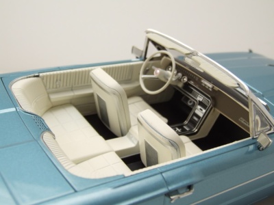 Ford Thunderbird Convertible 1966 hellblau metallic Modellauto 1:18 KK Scale