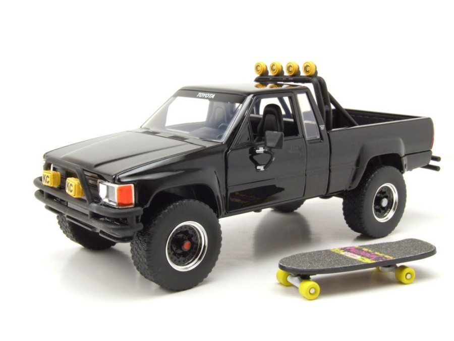 Toyota SR5 Pick Up 1985 schwarz mit Skateboard Zurück in die Zukunft Modellauto 1:24 Jada Toys