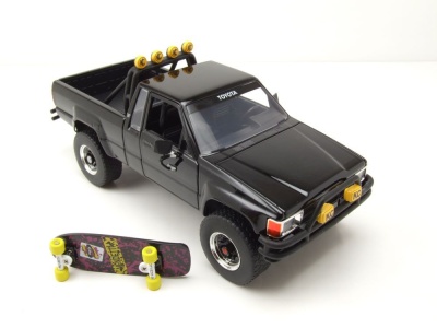 Toyota SR5 Pick Up 1985 schwarz mit Skateboard Zurück in die Zukunft Modellauto 1:24 Jada Toys