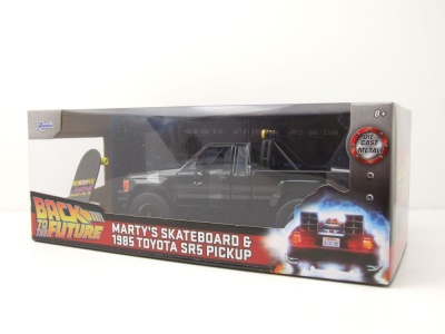 Toyota SR5 Pick Up 1985 schwarz mit Skateboard Zurück in die Zukunft Modellauto 1:24 Jada Toys