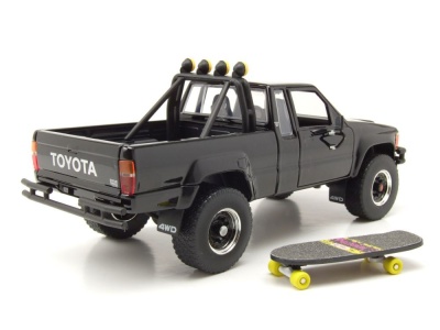 Toyota SR5 Pick Up 1985 schwarz mit Skateboard...