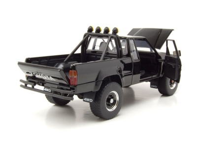Toyota SR5 Pick Up 1985 schwarz mit Skateboard Zurück in die Zukunft Modellauto 1:24 Jada Toys
