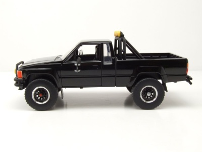 Toyota SR5 Pick Up 1985 schwarz mit Skateboard Zurück in die Zukunft Modellauto 1:24 Jada Toys