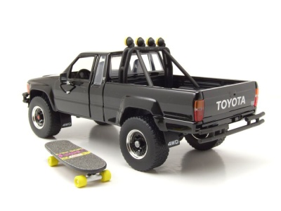 Toyota SR5 Pick Up 1985 schwarz mit Skateboard Zurück in die Zukunft Modellauto 1:24 Jada Toys