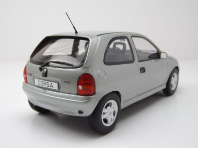 Opel Corsa B GSI 1993 silber Modellauto 1:18 MCG