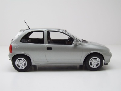 Opel Corsa B GSI 1993 silber Modellauto 1:18 MCG