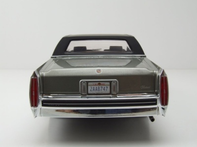 Cadillac Fleetwood Brougham 1982 grau metallic Modellauto 1:18 MCG