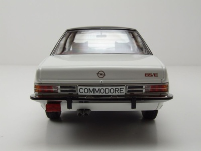 Opel Commodore B 1972 weiß Modellauto 1:18 MCG