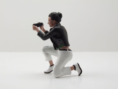 Figur Photographers 5 Frau weiße Hose kniend...