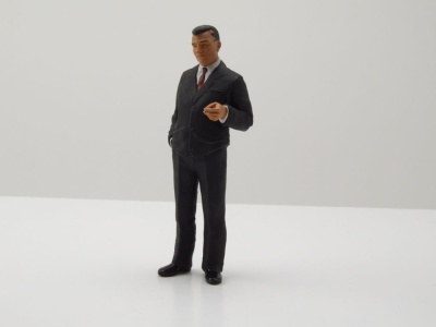 Figur Mann mit Anzug und Zigarette für 1:18 Modelle...