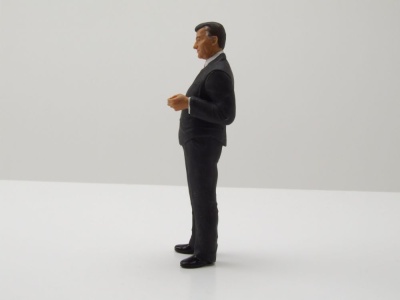 Figur Mann mit Anzug und Zigarette für 1:18 Modelle...