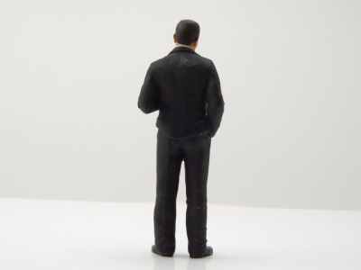 Figur Mann mit Anzug und Zigarette für 1:18 Modelle Cartrix
