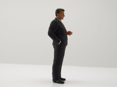 Figur Mann mit Anzug und Zigarette für 1:18 Modelle Cartrix