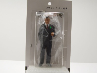 Figur Mann mit Anzug und Zigarette für 1:18 Modelle Cartrix