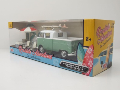 VW T1 Bus DoKa Pritsche grün weiß mit Campingausrüstung Modellauto 1:24 Motormax
