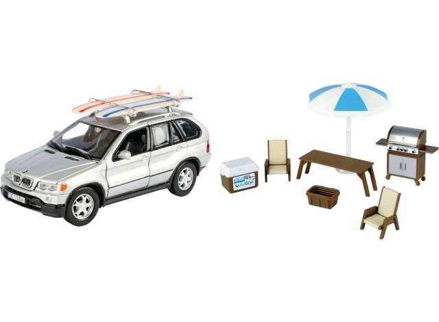 BMW X5 silber mit Campingausrüstung Modellauto 1:24 Motormax