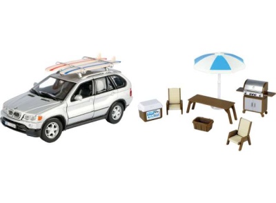 BMW X5 silber mit Campingausrüstung Modellauto 1:24...