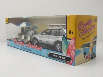 BMW X5 silber mit Campingausrüstung Modellauto 1:24 Motormax