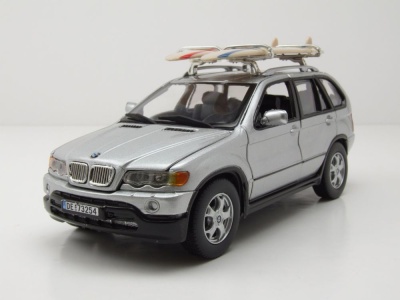 BMW X5 silber mit Campingausrüstung Modellauto 1:24...