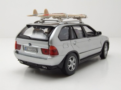 BMW X5 silber mit Campingausrüstung Modellauto 1:24 Motormax