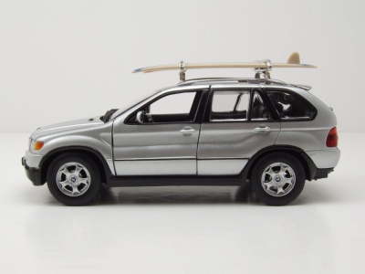 BMW X5 silber mit Campingausrüstung Modellauto 1:24 Motormax