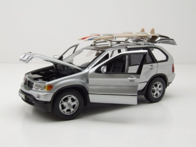 BMW X5 silber mit Campingausrüstung Modellauto 1:24 Motormax