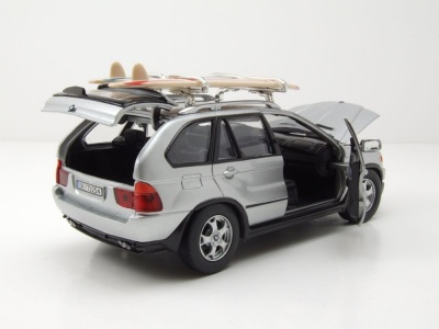 BMW X5 silber mit Campingausrüstung Modellauto 1:24 Motormax
