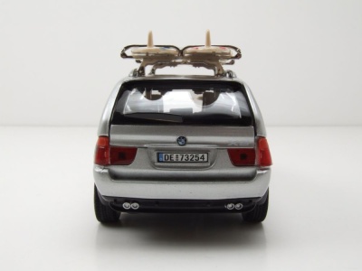 BMW X5 silber mit Campingausrüstung Modellauto 1:24 Motormax