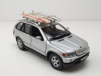 BMW X5 silber mit Campingausrüstung Modellauto 1:24 Motormax