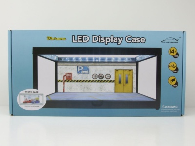 Vitrine mit Werkstatt-Deko und LED-Beleuchtung schwarz...