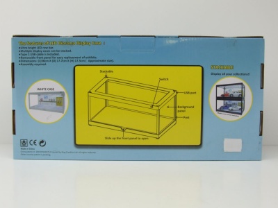 Vitrine mit Werkstatt-Deko und LED-Beleuchtung weiß für 1:24 Modellautos Triple9