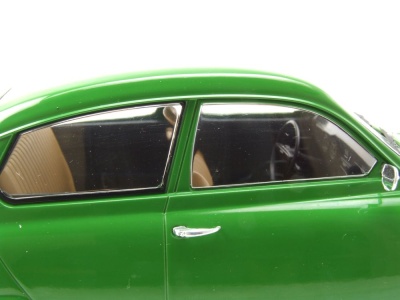 Saab 96 V4 1970 dunkelgrün Modellauto 1:18 MCG