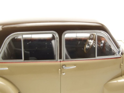 Cadillac Fleetwood Series 60 Special Sedan 1941 beige braun Modellauto 1:18 MCG