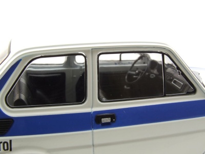 Fiat 126 1972 weiß blau Modellauto 1:18 MCG