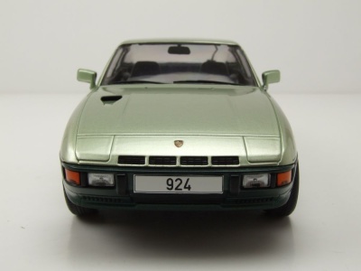 Porsche 924 Turbo 1979 hellgrün dunkelgrün Modellauto 1:18 MCG