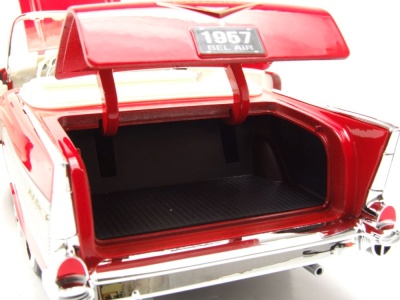 Chevrolet Bel Air Convertible 1957 rot Modellauto 1:18 Maisto