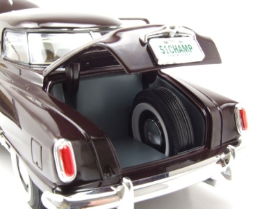 Studebaker Champion 1950 dunkelrot Modellauto 1:18 Lucky Die Cast