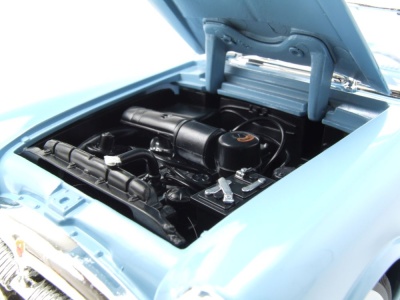 Packard Caribbean Convertible 1953 hellblau Modellauto 1:18 Lucky Die Cast