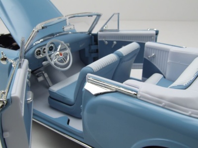 Packard Caribbean Convertible 1953 hellblau Modellauto 1:18 Lucky Die Cast