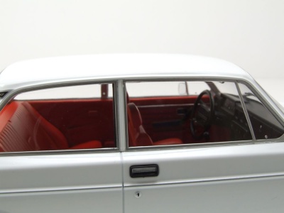 Volvo 142 1973 weiß Modellauto 1:18 MCG
