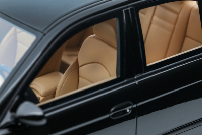 BMW M5 E39 2000 schwarz metallic Modellauto 1:18 Ottomobile