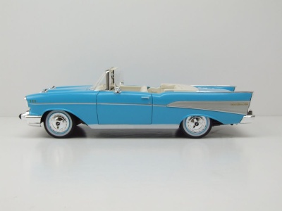 Chevrolet Bel Air Convertible 1957 hellblau Modellauto 1:18 Maisto