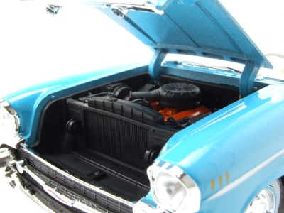 Chevrolet Bel Air Convertible 1957 hellblau Modellauto 1:18 Maisto